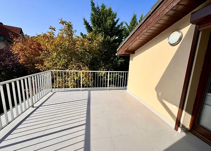 Luxury Penthouse On Rosehill With Free Garage *